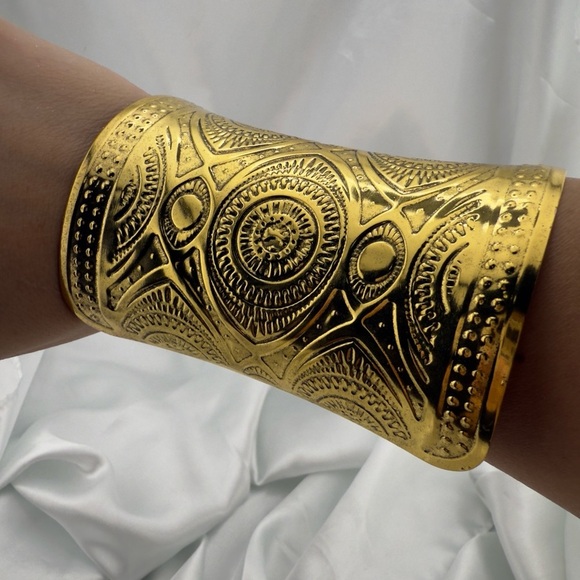 Anthropologie Jewelry - New Vintage classic Cleopatra Style Cuff Gold Textured Vase